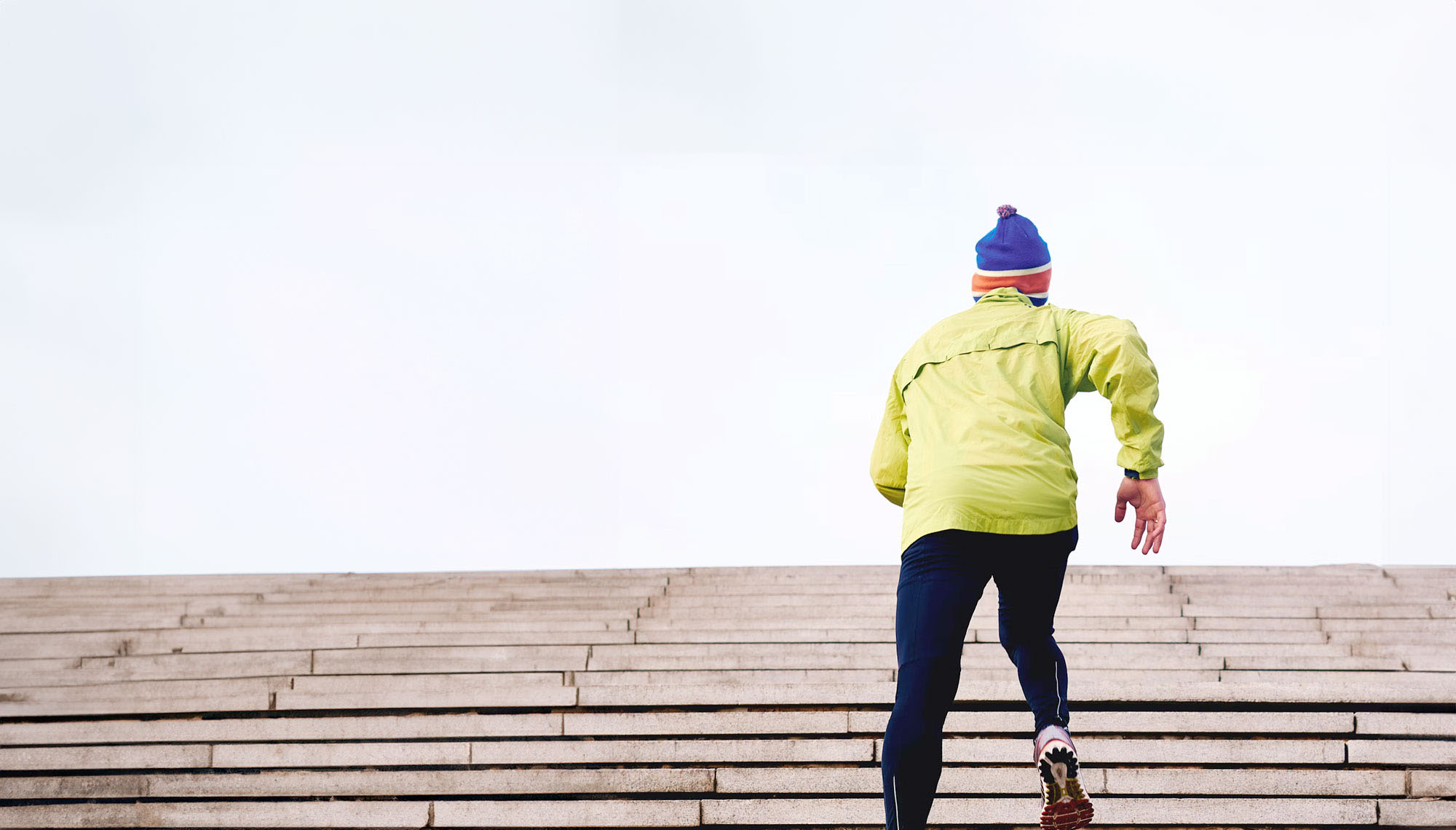 Hombre corriendo escaleras arriba para hacer ejercicio