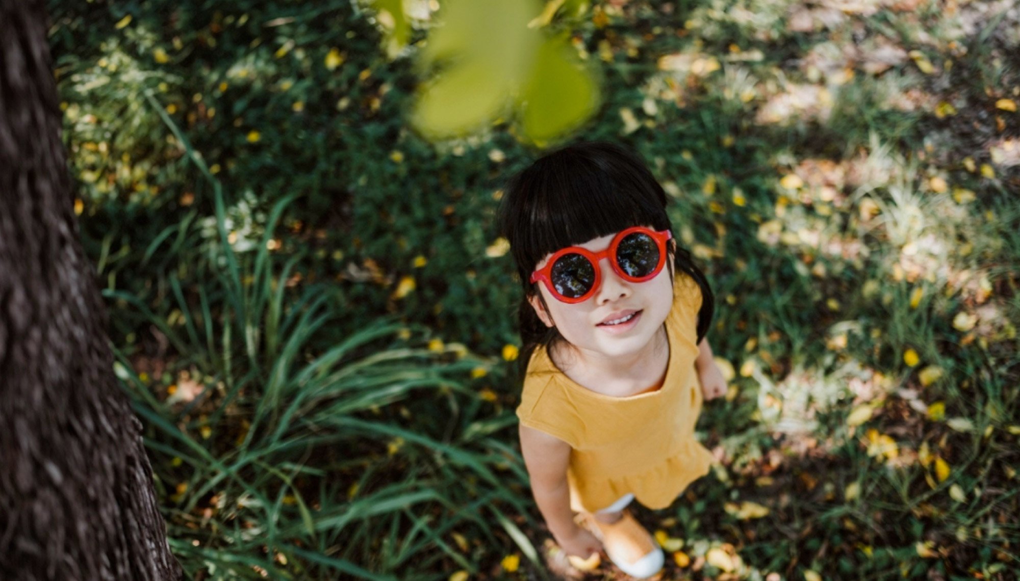 Chica joven con gafas de sol