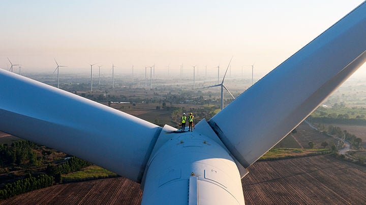 Vista desde lo alto de una gran turbina eólica