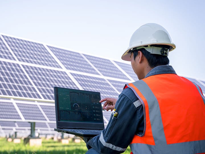 Técnico que mide la potencia del conjunto de paneles solares